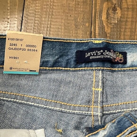 Levi’s Boyfriend Denim Jean Shorts Cuffed Distressed Faded - Picture 6 of 6